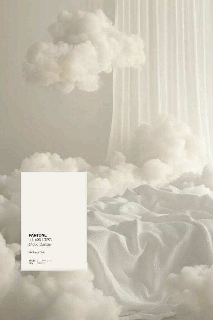 Scenografia eterea in tonalità Cloud Dancer con nuvole morbide e drappi bianchi, ispirazione per wedding design minimalista ed elegante.